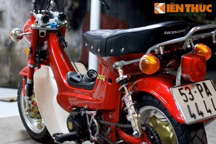 Một chi tiết thường xuyên xuất hiện trên những chiếc Chaly độ kiểu Nhật là bộ yên võng theo phong cách "nổi loạn" Bozosoku cũng có mặt trên chiếc xe. Cuối cùng, "dàn chân" nguyên bản của Chaly với mâm ghép đã có các cánh mâm sơn màu vàng nổi bật và vành nhôm bóng bẩy, kèm lốp của Piaggio Vespa LX.