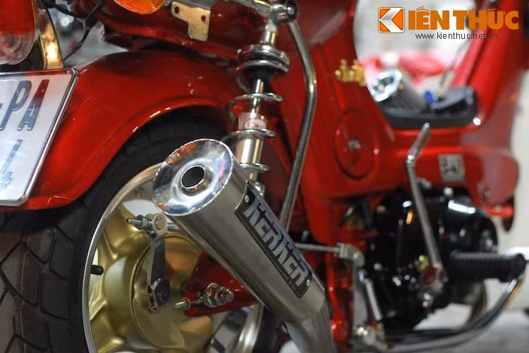 Để có tiếng pô ấn tượng hơn, cây pô của hãng Kerker loại dành riêng cho Chaly đã được đặt từ Nhật. Với phuộc sau OKD và phuộc trước hạ thấp, chiếc xe cũng có "thế đứng" thấp và hấp dẫn hơn so với nguyên bản.