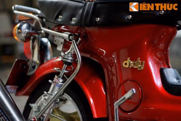 Vốn có màu nguyên bản là vàng mù tạt, nhưng toàn bộ thân xe bao gồm cả các dè trước sau đã được sơn lại trong màu đỏ ánh kim đầy ấn tượng. Tạo điểm nhấn trên lớp sơn đỏ là những chi tiết mạ bóng loáng và logo Chaly được sơn màu vàng kim loại đầy "sang chảnh".