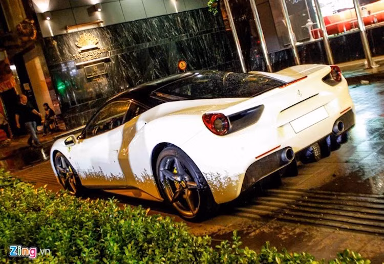 Gần đây, nhiều người bắt gặp Quốc Cường xuất hiện cùng những siêu xe đắt tiền như Lamborghini Huracan, Rolls-Royce Wraith hay Maybach 62S. Trên trang Facebook cá nhân, doanh nhân này cũng thường xuyên đăng tải hình ảnh những mẫu xe mới trong garage của mình. Ferrari 488 GTB là chiếc xe mới nhất trong bộ sưu tập xe của Cường Đô La.