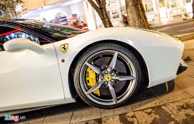 Anh cũng thích độ xe, trước đây, doanh nhân này tự tay độ chiếc Mitsubishi Lancer Evolution lên "900 mã lực", mặc dù con số này chưa được kiểm tra bởi máy móc chuyên dụng. Ngoài ra, siêu xe Huracan mới cũng được độ vành, dán decal đen nóc và một vài chi tiết.