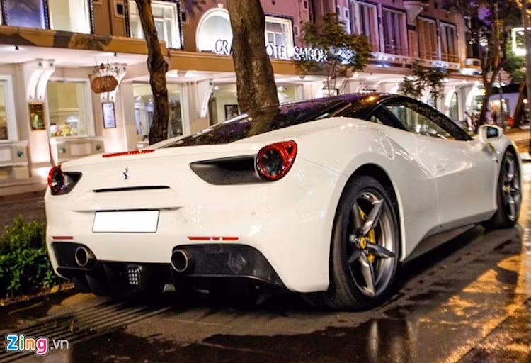 Đi cùng lô hàng 488 GTB đầu tiên về Việt Nam còn có một chiếc màu đỏ và một bản màu xám, cả hai chiếc đều nhanh chóng tìm được chủ nhân nhưng riêng phiên bản màu trắng phải nằm chờ khá lâu.