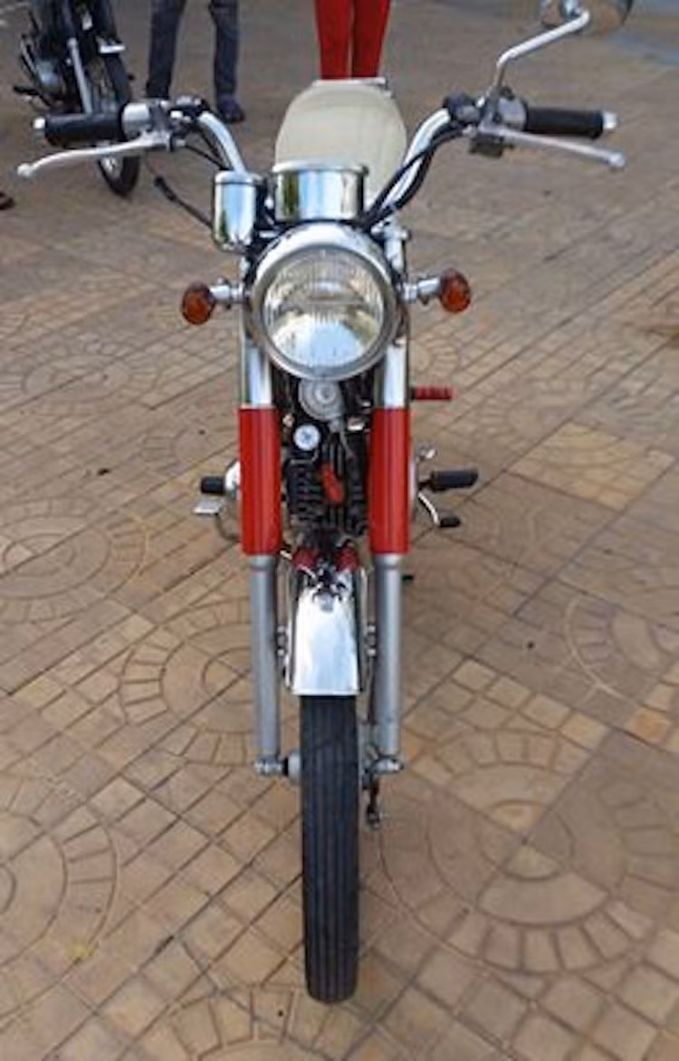 Trong thập niên 90, chiếc YB90 đã bị "khai tử và chỉ còn lại dòng YB50 được giữ lại, do phong trào chơi các dòng xe phân khối nhỏ hoài cổ đang khá thịnh hành vào thời gian này tại Nhật. Năm 1996, phiên bản thể thao của YB50 là YB-1 đã được Yamaha ra mắt.