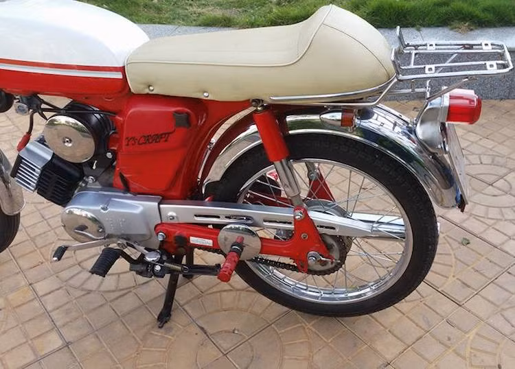 Giống như YB50 và đối thủ Honda SS50 (hay còn được biết tới tại Việt Nam với tên gọi Honda 67, YB-1 cũng được trang bị bộ khung thép dập hàn với kết cấu hình chữ T.