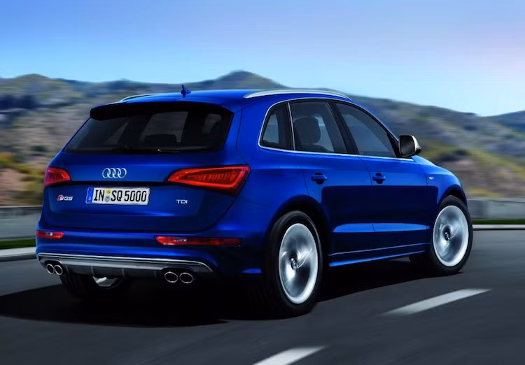 Với động cơ này, SQ5 đạt công suất tối đa 326 mã lực và mô-men xoắn cực đại 650 Nm. So với chiếc Q5 bình thường, SQ5 nổi bật hơn với bộ bodykit thể thao và mâm được thiết kế bởi bộ phận quattro.