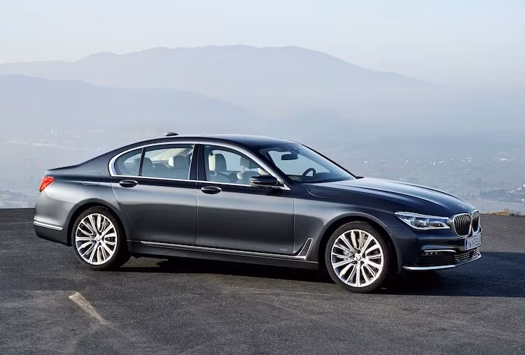 Mẫu xe cuối cùng trong danh sách lại là một mẫu sedan cỡ lớn tới từ Đức - BMW 740d xDrive. Với phiên bản trục cơ sở ngắn, 740d xDrive chỉ có thời gian tăng tốc từ 0-100 km/h trong 5,2 giây.