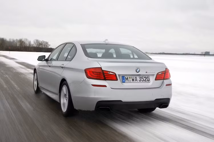 M550d đạt công suất tối đa 381 mã lực cùng mô-men xoắn cực đại 740 Nm. Đặc biệt, mô-men xoắn cực đại có thể đạt được ở số vòng tua chỉ từ 2000-3000 rpm, trong khi công suất tối đa đạt được ở 4400 rpm. Khả năng tăng tốc mãnh liệt của M550d có được còn nhờ vào hộp số tự động 8 cấp ZF và hệ dẫn động 4 bánh xDrive.