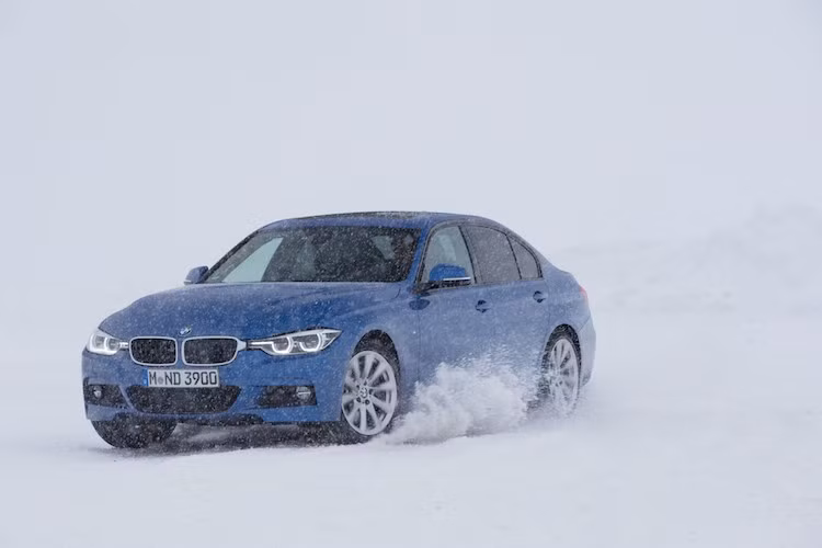 Mẫu xe thứ 2 của BMW xuất hiện trong danh sách là BMW 335d xDrive, cũng được trang bị động cơ 6 xi-lanh thẳng hàng 3.0l diesel và hệ dẫn động 4 bánh xDrive. Tuy nhiên thay vì 3 tăng áp như M550d, chiếc xe chỉ có 2 tăng áp.