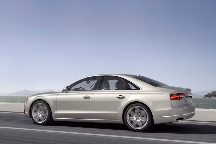 Được trang bị động cơ diesel V8 4.2l tăng áp kép, Audi A8 4.2 TDI quattro có công suất tối đa 385 mã lực, nhưng với mô-men xoắn ngang với Panamera 4S Diesel - 850 Nm. Cũng giống như BMW M550d, chiếc xe sử dụng hộp số tự động 8 cấp của ZF nhưng đi kèm với hệ dẫn động 4 bánh quattro huyền thoại của Audi.