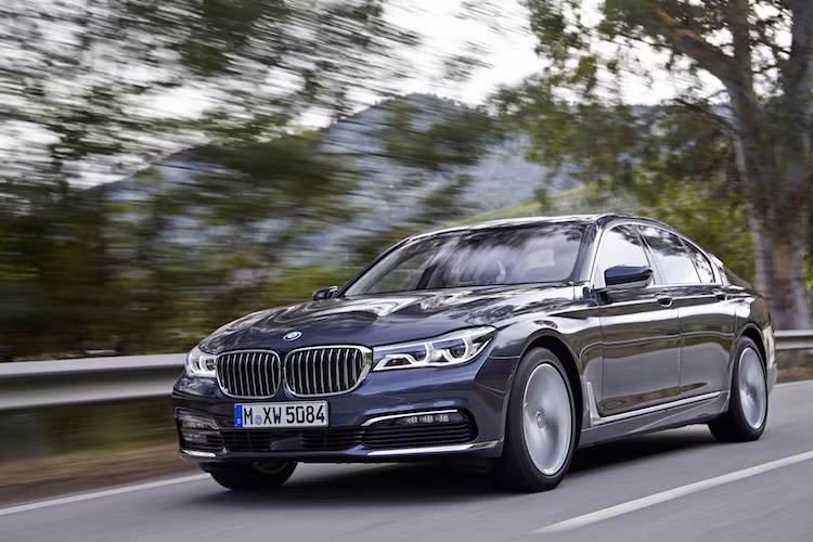 Cũng được trang bị động cơ 6 xi-lanh thẳng hàng tăng áp kép 3 lít, hộp số tự động 8 cấp ZF và hệ dẫn động xDrive như 335d, nhưng 740d có công suất tối đa lên tới 320 mã lực và mô-men xoắn cực đại 680 Nm.