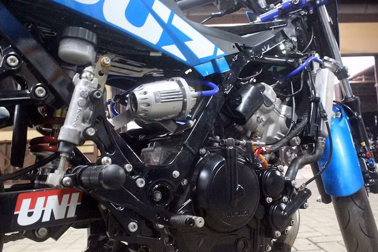 Trên Satria FU150 mới, khối động cơ 1 xi-lanh DOHC 150 cc đã được cải tiến để có thể đạt công suất lên tới 18 mã lực và mô-men xoắn 13,8 Nm - cao nhất trong số các dòng xe môtô phân khối nhỏ hiện nay. Tuy nhiên sau khi được Compass Automotive trang bị thêm một turbo của hãng IHI từ Nhật, công suất động cơ của Satria FU150 nay đã được tăng lên gấp đôi, đạt 36 mã lực.