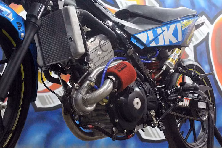 Đi kèm với tăng áp là van xả áp suất dư (Blow-off valve) của HKS, đồng hồ đo áp suất của Autogauge, bộ điều khiển áp suất của Shadow, IC độ Juicebox cùng hệ thống xả full system của Two Brothers.