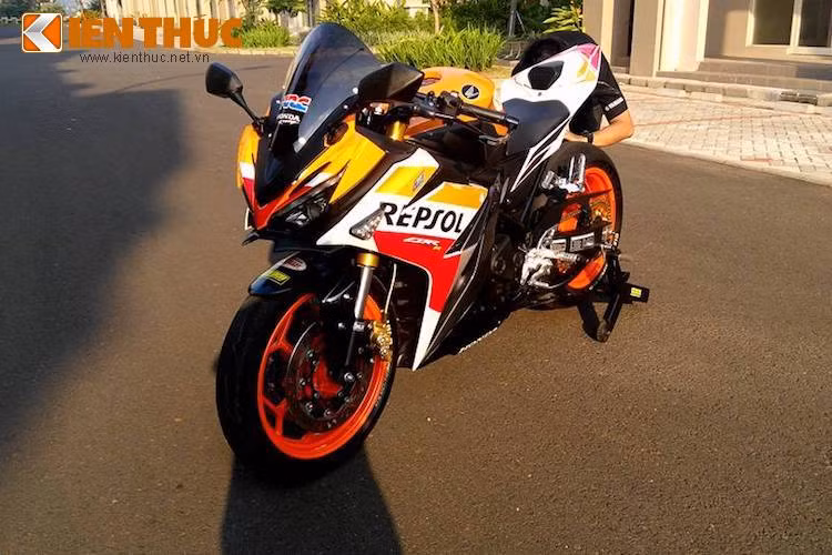 Sau khi độ lại hoàn toàn "dàn chân", chiếc superbike phân khối nhỏ CBR150R đã có ngoại hình mới khỏe khoắn và thể thao hơn như một chiếc siêu môtô thực thụ. Thậm chí so với "đàn anh" CBR1000RR, chiếc xe này vẫn ấn tượng hơn nhờ có kiểu dáng theo phong cách mới.