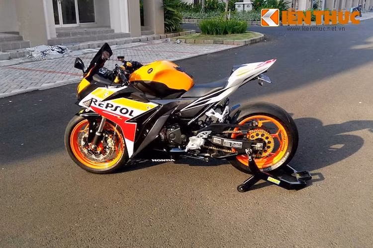 Để có thể lắp được cặp mâm lớn vào chiếc xe, toàn bộ phuộc trước nguyên bản đã bị loại bỏ và thay bằng phuộc Ohlins USD. Trong khi đó, gắp sau của CBR150R cũng đã được thay bằng gắp của chiếc superbike nổi tiếng Yamaha R1 đời 2012.