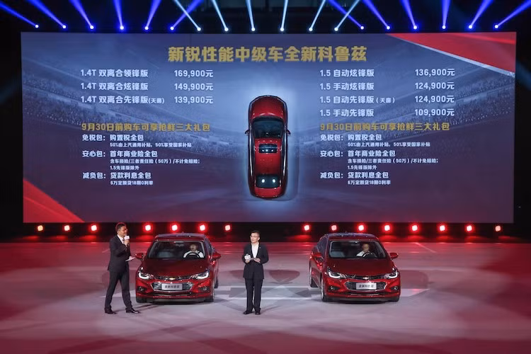 Tại thị trường Trung Quốc, Cruze thế hệ mới sẽ được bán với 7 phiên bản khác nhau, trong đó có 4 bản sử dụng động cơ 1.5l và 3 bản dùng động cơ tăng áp. Giá khởi điểm cho bản thấp nhất là 109.900 NDT (tương đương 367 triệu đồng) và đạt tối đa 169.900 NDT (567 triệu đồng) cho phiên bản 1.4T cao nhất.