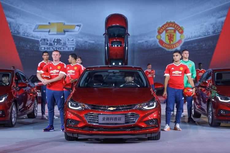 Vừa qua tại Trung Quốc, Chevrolet Cruze 2017 thế hệ mới đã được chính thức ra mắt, với sự có mặt của danh thủ Wayne Rooney cùng một số cầu thủ khác của đội Manchester United được Chevrolet tài trợ. Như vậy, Trung Quốc là thị trường đầu tiên tại châu Á được Chevrolet giới thiệu Cruze thế hệ mới.