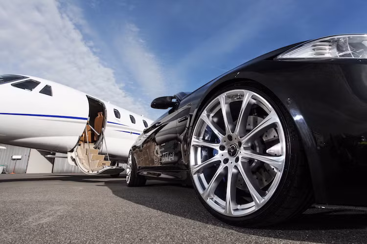 Ở hai bên thân xe, những thay đổi duy nhất của Dahler với mẫu xe BMW M4 Convertible chỉ đơn giản là bộ mâm 10 cánh 20 inch phay nguyên khối cùng ốp gương bằng sợi carbon.