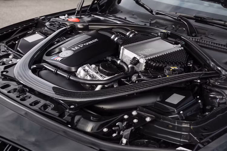 Ở dạng nguyên bản, khối động cơ 6 xi-lanh thẳng hàng 3.0l tăng áp kép của M4 mui trần vốn đã có công suất 425 mã lực. Tuy nhiên sau khi qua tay Dahler, chiếc xe đã có thể đạt công suất tối đa 532 mã lực và mô-men xoắn cực đại 730 Nm.