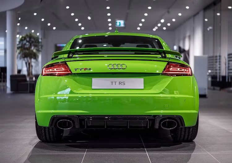 Đặc biệt với TT RS, lần đầu tiên hãng xe Audi ứng dụng công nghệ chiếu sáng OLED ma trận vào đèn hậu của xe. Ngoài ra, chiếc xe còn có cặp ống xả RS thể thao và cánh đuôi gắn cố định phía sau.