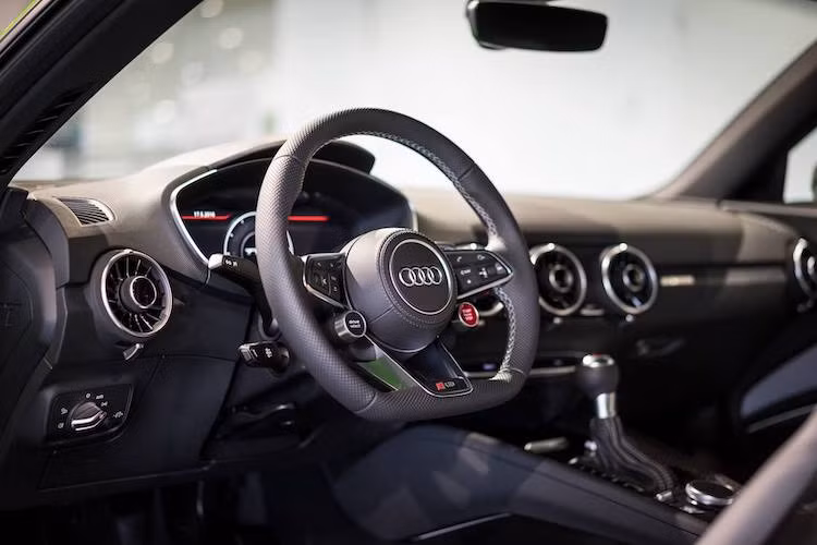 Audi TT vốn đã sở hữu nội thất đơn giản nhưng đẹp mắt, chính vì vậy hãng xe Đức đã không thay đổi quá nhiều các chi tiết trong cabin của TT RS.