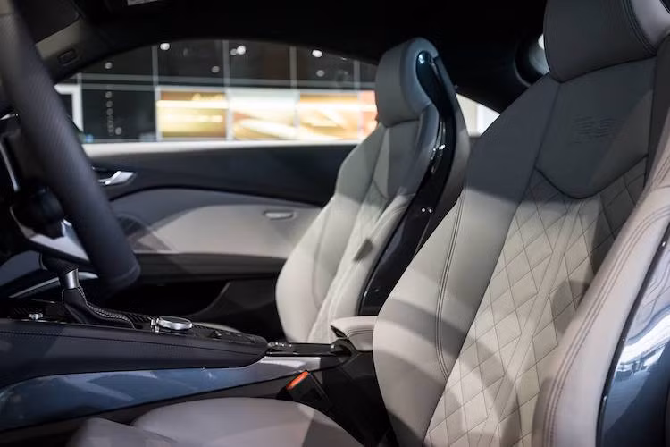 Những chiếc ghế thể thao chần chỉ như xe siêu sang với logo RS, vô-lăng theo phong cách của Audi R8, các chi tiết ốp bằng nhôm và pedal thể thao là các chi tiết giúp nhận biết TT RS so với TT thường.