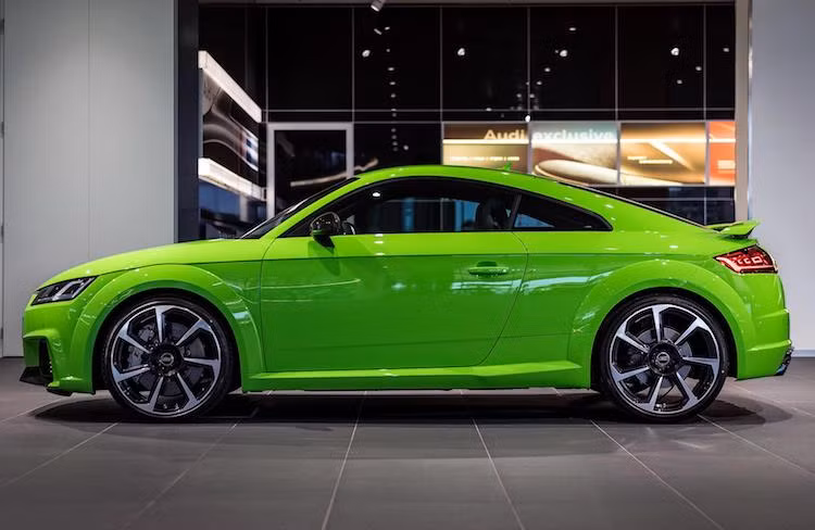 Ở hai bên thân xe, khách hàng có thể lựa chọn ốp gương bằng nhôm hoặc sợi carbon, trong khi bộ mâm 7 cánh hình lưỡi dao là "hàng thửa" dành cho TT RS và không xuất hiện trên bất kỳ chiếc Audi nào khác.