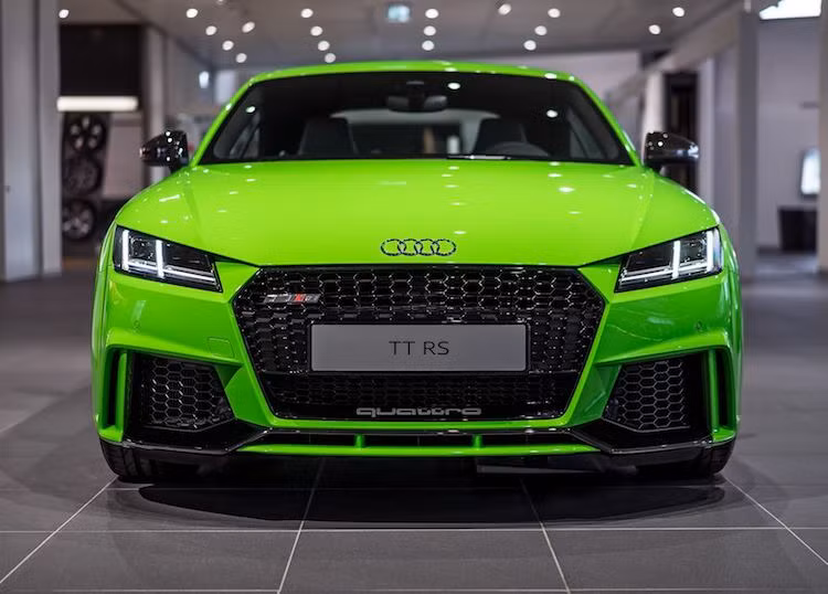 Chỉ nhìn lướt qua, có thể dễ dàng nhận ra TT RS so với các phiên bản Audi TT "rẻ tiền" hơn do chiếc xe đã được quattro trang bị cho bộ bodykit thể thao đầy dữ dằn với các khe hút gió lớn, góc cạnh trên cản trước.