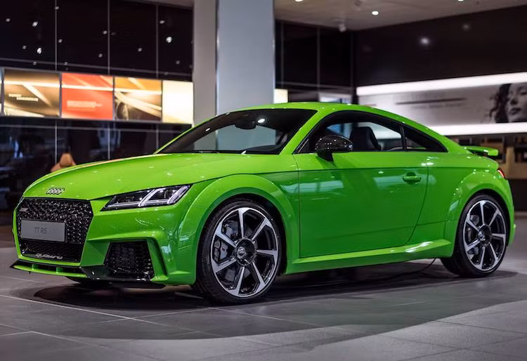 Không chỉ nâng công suất động cơ, Audi còn trang bị cho TT RS hệ thống treo thể thao thấp hơn 10 mm với tùy chọn giảm xóc từ tính và hệ thống phanh gốm-carbon để giúp chiếc xe đạt khả năng điều khiển chính xác hơn.