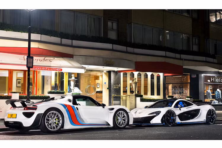 Porsche 918 Spyder với gói thể thao Weissach Package "đối đầu" cùng McLaren P1 độ mâm trên đường phố London.