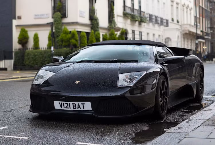 Vào mùa hè, số lượng siêu xe tại London còn trở nên nhiều hơn khi các "đại gia" từ khắp nơi trên Thế giới đổ về đây để du lịch cùng với những siêu xe của họ. Trong đó, những "đại gia" dầu lửa ở Trung Đông hay Dubai chiếm một số lượng khá lớn.