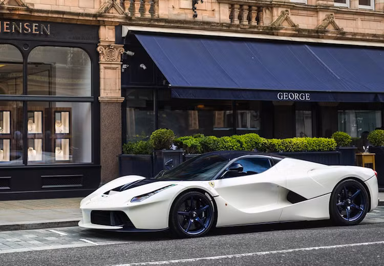 Bộ ba siêu xe hybrid tại London sẽ không thể hoàn thiện nếu thiếu sự xuất hiện của LaFerrari. Chiếc LaFerrari này cũng có màu trắng khá "độc" và mâm màu tím than.