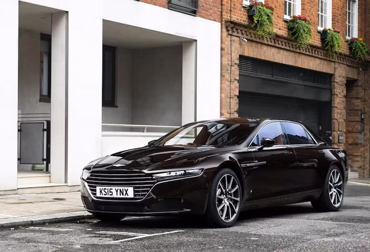 Mẫu xe siêu sang Aston Martin Lagonda Taraf với số lượng sản xuất chỉ 200 chiếc dành cho Trung Đông. Tuy nhiên chiếc xe này lại mang bảng số của Anh.