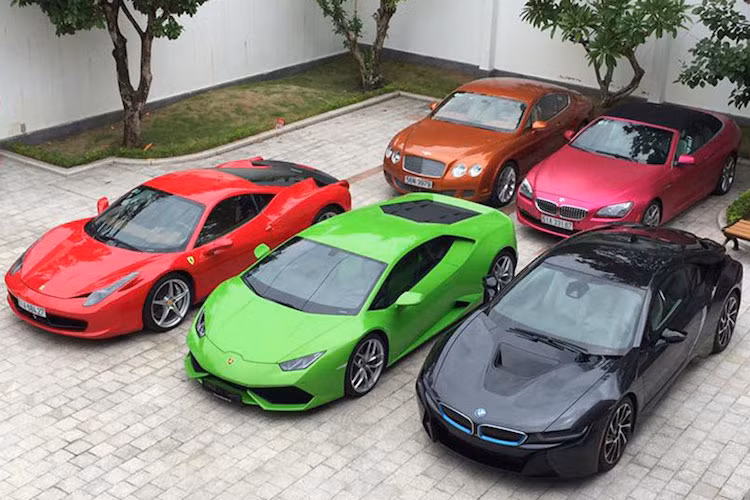 Trong vòng 2 năm trở lại đây, Phan Thành đã chính thức "soán ngôi" Cường Đô La để trở thành tay chơi siêu xe số 1 Việt Nam. Chỉ trong vòng hơn 1 năm (từ 6/2015 tới 7/2016), đã ít nhất 8 siêu xe "hàng khủng" được 2 anh em thiếu gia Phan Thành - Phan Hoàng đưa về nhà, với tổng giá trị lên tới hơn trăm tỷ đồng.