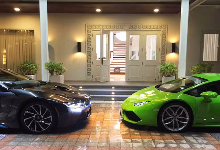 Có lẽ, "máu" chơi siêu xe của Phan Thành đã bắt đầu "ngấm" mạnh kể từ khi anh mua chiếc siêu xe "xanh" BMW i8 và Lamborghini Huracan LP610-4. Vào thời điểm Phan Thành mua xe, BMW i8 có giá hơn 8 tỷ đồng và Lamborghini Huracan là khoảng 15 tỷ đồng. Phan Thành cũng là người đầu tiên tại Việt Nam sở hữu BMW i8.