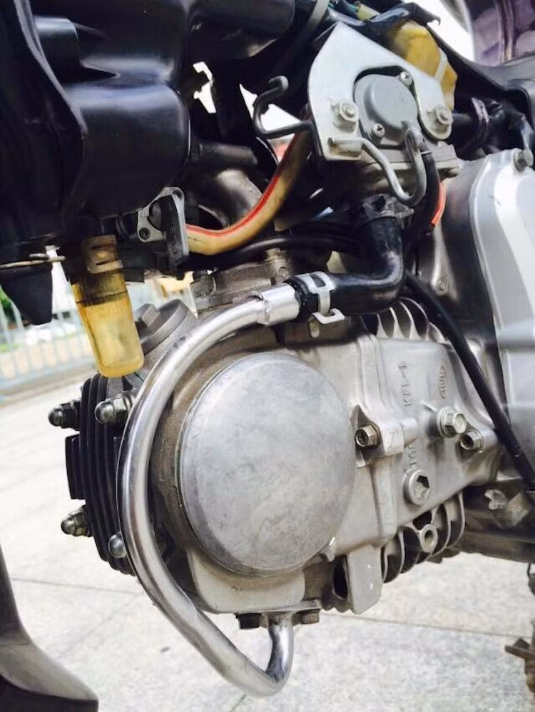 Khối động cơ của chiếc xe Honda Dream độ này cũng đã được chủ nhân nâng cấp từ 100 cc lên "full bài" 110 cc nhờ dên và lốc bơm của Honda Future, đầu lòng hơi ET, lửa 6 cục, qua lăng Alpha và IC Horsepower.