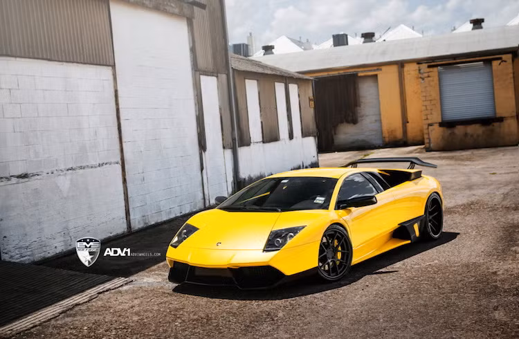 Murcielago là dòng siêu xe đỉnh cao đầu tiên của Lamborghini được thiết kế và chế tạo sau khi hãng đã về tay Audi, được ra mắt lần đầu vào năm 2001 và ngừng sản xuất vào năm 2010. Trong đó, phiên bản đỉnh cao nhất của dòng xe này là Lamborghini Murcielago SV, hay còn có tên đầy đủ là Murcielago LP670-4 SuperVeloce.