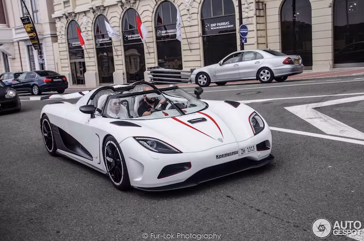 Phần lớn các siêu xe tới từ hãng Koenigsegg của Thụy Điển, ngoại trừ chiếc One:1 đều xứng đáng đứng ở vị trí thứ 3 do chúng có mui có thể tháo rời và đạt tốc độ tối đa dao động từ 388 tới hơn 400 km/h, tùy từng dòng.