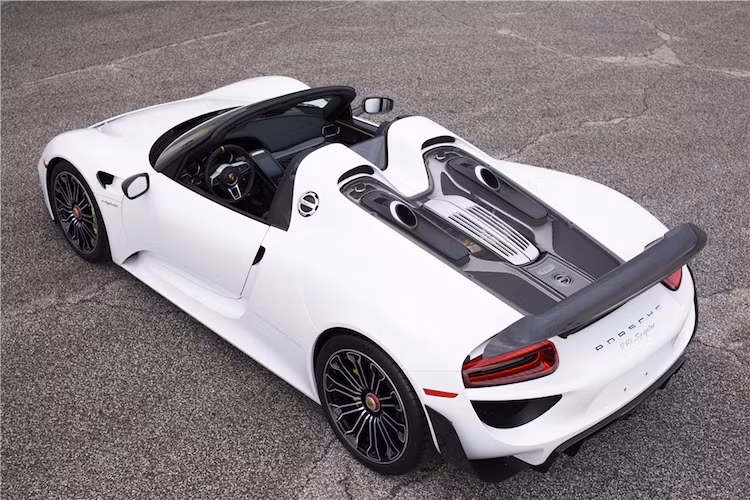 Siêu xe hybrid duy nhất trong danh sách là Porsche 918 Spyder xếp ở vị trí thứ 7 khi đạt tốc độ tối đa 345 km/h.