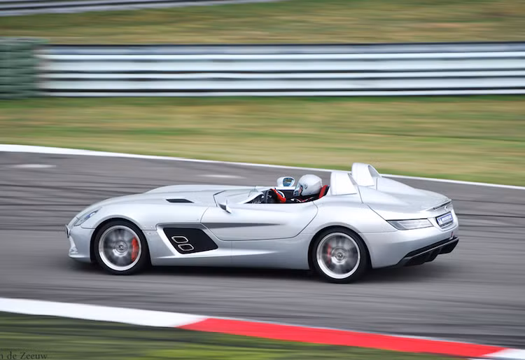 Một phiên bản khác của Mercedes SLR McLaren Roadster là McLaren Mercedes SLR Stirling Moss có thể đạt 354 km/h và đứng thứ 4 trong bảng xếp hạng.