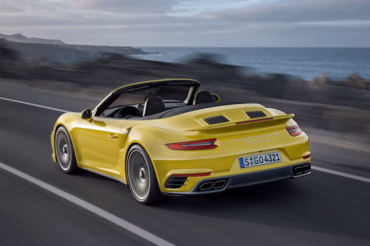 Đứng thứ 10 trong danh sách top 10 siêu xe mui trần nhanh nhất Thế giới là Porsche 911 Turbo S Cabriolet, với tốc độ tối đa 330 km/h.