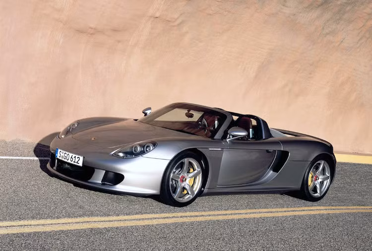 Ở vị trí số 9, Porsche Carrera GT có tốc độ tối đa ngang với "người anh em" 911 Turbo S Cabriolet, dù đã ra mắt được 13 năm.