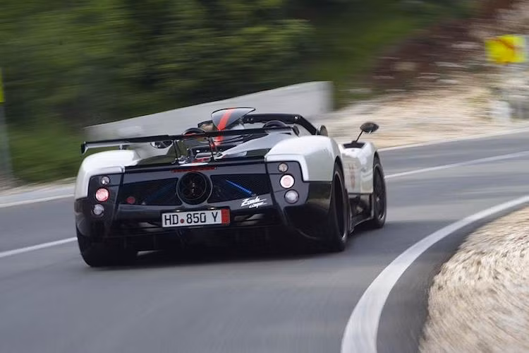 Ra mắt từ khá lâu nhưng do có thể đạt tốc độ cực đại 350 km/h, Pagani Zonda Cinque Roadster vẫn được xếp ở vị trí số 6.