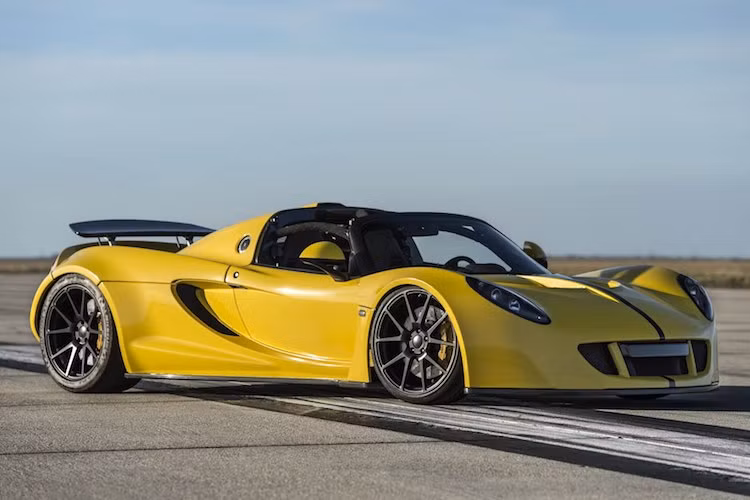 Hiện tại, danh hiệu siêu xe mui trần nhanh nhất Thế giới đang thuộc về chiếc Hennessey Venom GT Spyder khi có thể đạt tốc độ tối đa tới 427,44 km/h.