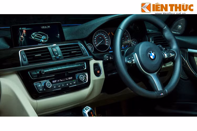 Tương tự, ở bên trong nội thất của xe cũng có cách bố trí các chi tiết giống như những phiên bản 3 Series khác. Với gói tùy chọn M-Sport, chiếc xe có được vô-lăng thể thao 3 chấu. Ngoài ra, hệ thống thông tin giải trí của 330e còn có chế độ đặc biệt để kiểm soát hệ động lực hybrid.