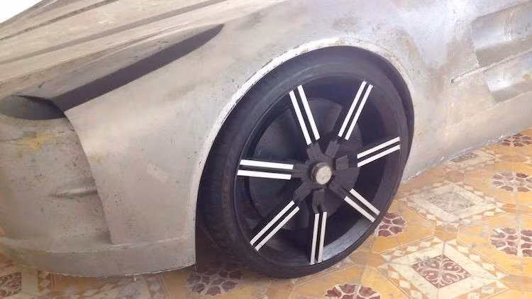 Bộ mâm của chiếc xe này cũng đã được làm hoàn toàn thủ công, sau đó gắn lên những chiếc lốp ôtô cũ.