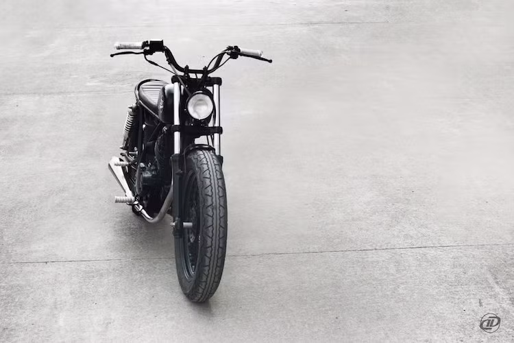 Phong cách Brat vốn được bắt nguồn từ một xưởng độ mang tên Brat Style ở Tokyo do Go Takamine làm chủ, với đặc điểm là khoảng sáng gầm thấp, tay lái cao, cặp lốp thành cao và bộ khung ít thay đổi. Do được bắt nguồn và thực hiện đầu tiên trên những chiếc xe Nhật, chính vì vậy theo xưởng DuongDoan Design tại Hà Nội, phong cách Brat rất phù hợp để độ cho chiếc môtô Suzuki GN250.