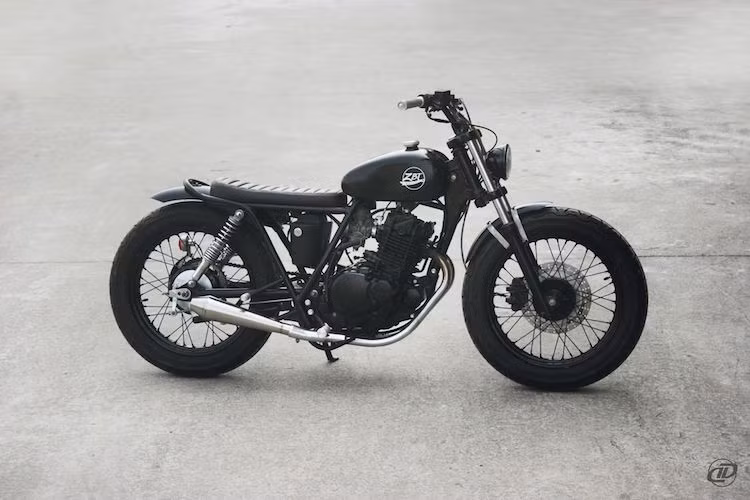 Với vành sau cũng có kích thước lớn kèm lốp cao, bánh sau của GN250 sau khi độ đã sát vào với dè sau, khiến chiếc xe càng mang hình dáng của một chiếc xe độ brat style chuẩn mực.