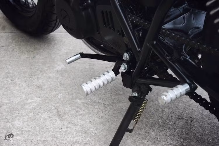 Toàn bộ gác chân của chiếc xe cũng đã được thay bằng bao nhôm CNC đặc trưng của DuongDoan, tạo điểm nhấn trên tổng thể thân xe toàn màu đen.