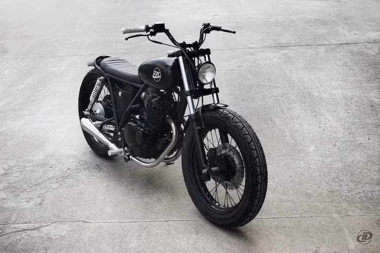 Trên bản độ này, phần lớn các chi tiết quan trọng của GN250 đã được xưởng độ giữ nguyên bản, bao gồm cặp phuộc trước của chiếc xe. Tuy nhiên, vành trước 18 inch sau khi được sơn đen đã đi kèm với chiếc lốp với chiều cao cực lớn.