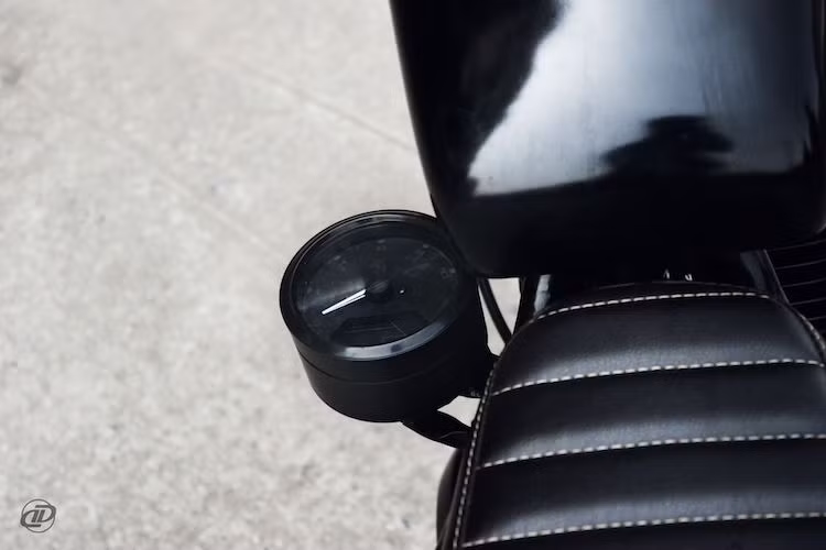 Tuy nhiên khác với những bản độ trước đây của DuongDoan, đồng hồ cơ-điện tử mới thay vì nằm ở ghi-đông đã được xưởng độ này chuyển xuống vị trí khá "dị" là giữa bình xăng và yên xe, làm nổi bật tính cách "nổi loạn" của chiếc GB250 sau khi độ.